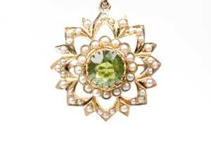 An antique peridot and seed pearl brooch in 15 carat yellow gold - 2