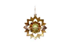 An antique peridot and seed pearl brooch in 15 carat yellow gold - 3