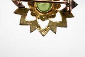 An antique peridot and seed pearl brooch in 15 carat yellow gold - 4