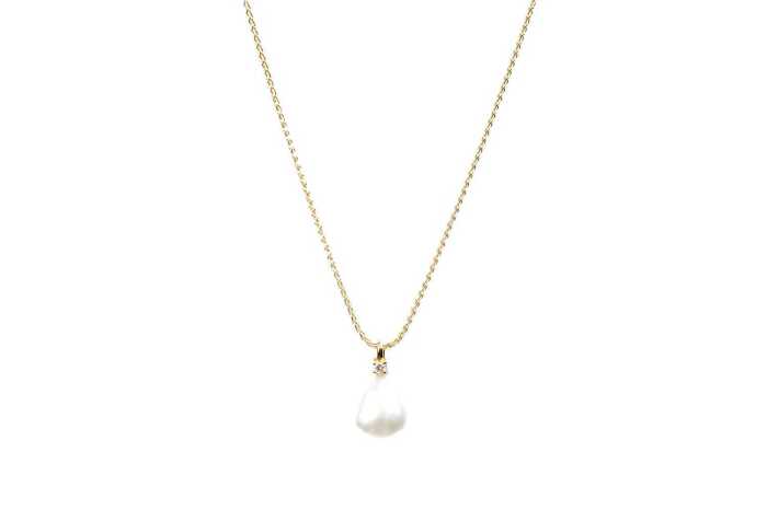 A pearl and diamond pendant and necklace in 18 carat yellow gold
