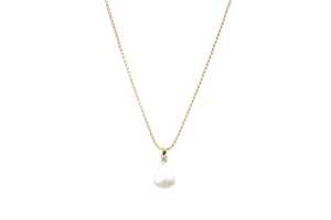 A pearl and diamond pendant and necklace in 18 carat yellow gold