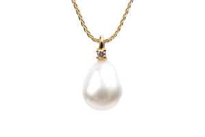 A pearl and diamond pendant and necklace in 18 carat yellow gold - 2