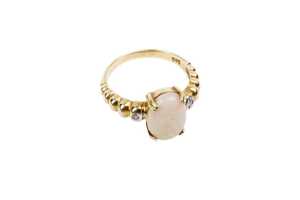 An opal and diamond ring in 14 carat yellow gold - 2