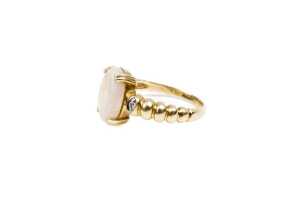 An opal and diamond ring in 14 carat yellow gold - 3