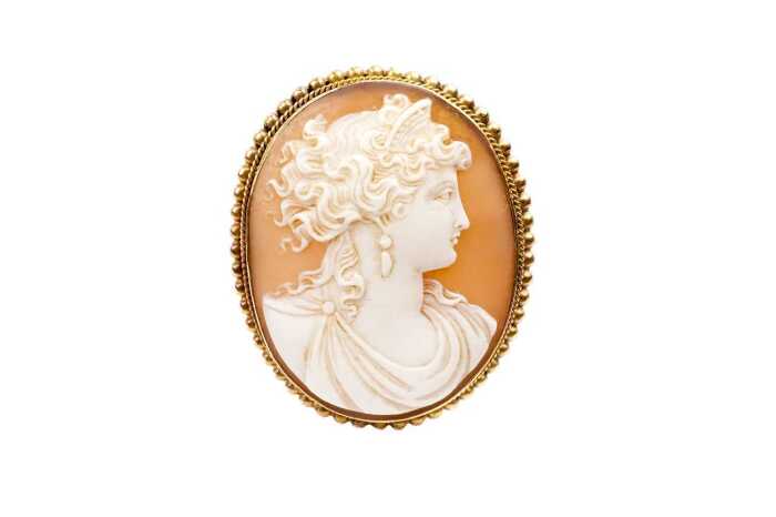 An antique cameo brooch in 15 carat yellow gold