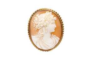 An antique cameo brooch in 15 carat yellow gold