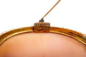 An antique cameo brooch in 15 carat yellow gold - 4