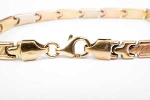 An Italian bracelet in 18 carat three tone gold - 4