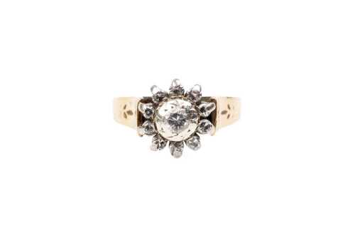 A vintage diamond ring in 18 carat yellow gold
