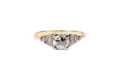 A vintage diamond ring in 18 carat yellow gold and platinum