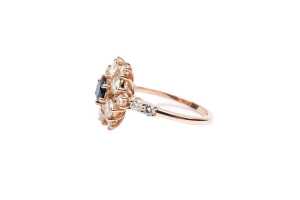 A sapphire and diamond ring in 9 carat rose gold - 3