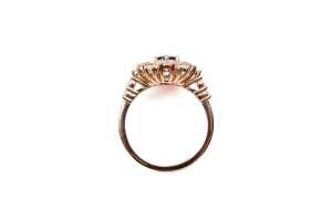 A sapphire and diamond ring in 9 carat rose gold - 4