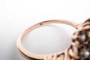 A sapphire and diamond ring in 9 carat rose gold - 5