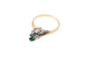 An emerald and diamond ring in 18 carat yellow gold - 2