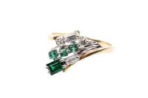 An emerald and diamond ring in 18 carat yellow gold - 3