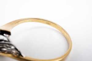 An emerald and diamond ring in 18 carat yellow gold - 5