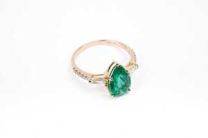 An emerald and diamond ring in 14 carat yellow gold - 2