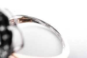 An aquamarine and diamond ring in 14 carat white and rose gold - 5