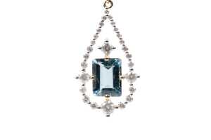 A pair of aquamarine and diamond earrings in 14 carat yellow gold - 2