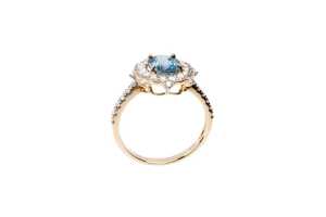 A Ceylon sapphire and diamond ring in 14 carat yellow gold - 2