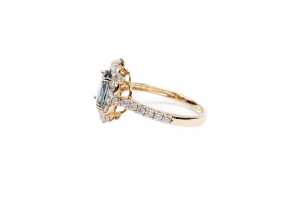 A Ceylon sapphire and diamond ring in 14 carat yellow gold - 3