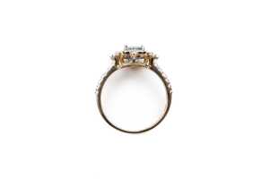 A Ceylon sapphire and diamond ring in 14 carat yellow gold - 4
