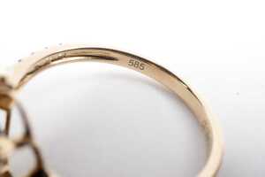 A Ceylon sapphire and diamond ring in 14 carat yellow gold - 5