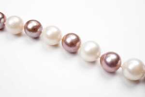 A strand of South sea and freshwater pearls to a 14 carat rose gold diamond clasp - 3