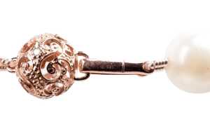 A strand of South sea and freshwater pearls to a 14 carat rose gold diamond clasp - 4