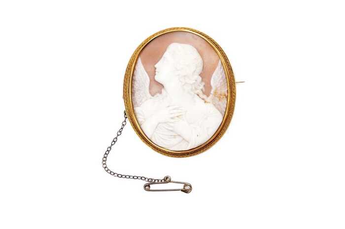 An antique cameo brooch in 15 carat yellow gold