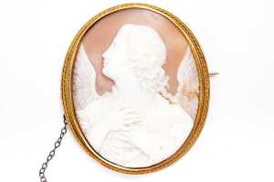 An antique cameo brooch in 15 carat yellow gold - 2