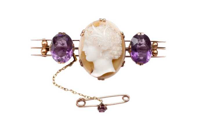 An antique cameo and amethyst brooch in 9 carat rose gold