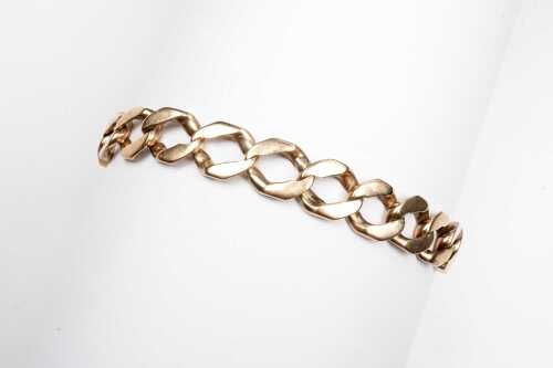 A curb link bracelet in 9 carat yellow gold