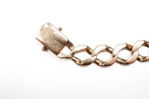 A curb link bracelet in 9 carat yellow gold - 3