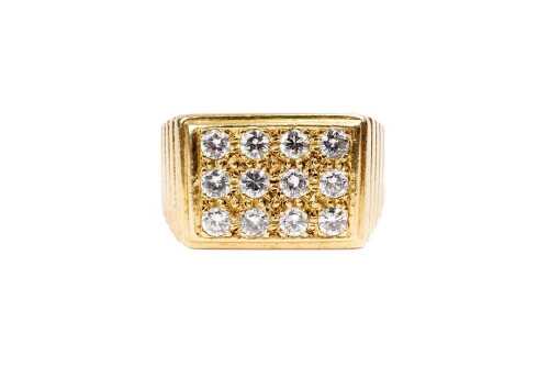 A diamond men's ring in 18 carat yellow gold