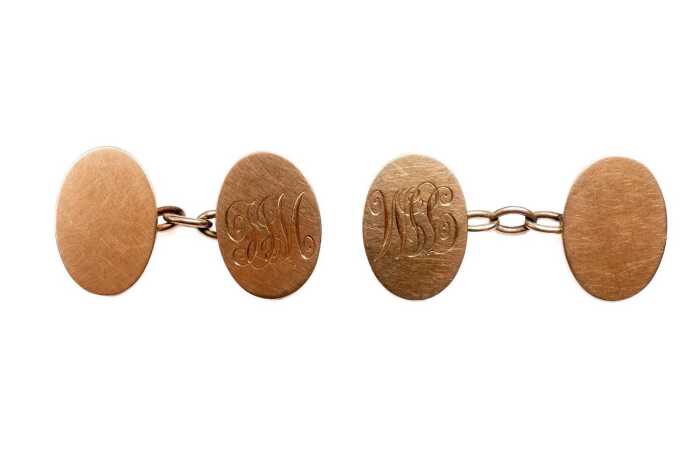 A pair of antique oval cufflinks in 15 carat yellow gold