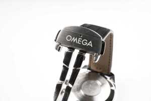 An Omega Speedmaster Professional Moonwatch - 3