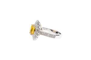 A yellow sapphire and diamond ring in 14 carat white gold - 3