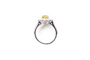A yellow sapphire and diamond ring in 14 carat white gold - 4