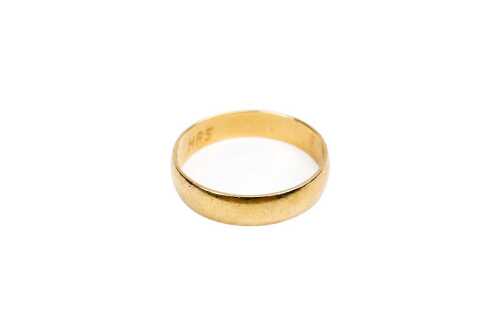 A band in 18 carat yellow gold