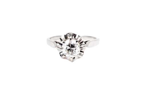 A vintage diamond ring in platinum