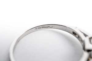 A diamond ring in platinum. - 5