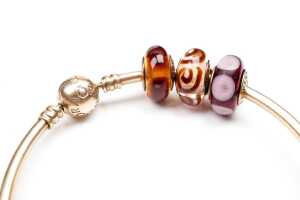 A Pandora bangle with three Murano glass charms in 14 carat yellow gold - 2