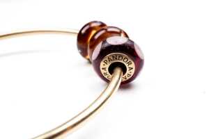 A Pandora bangle with three Murano glass charms in 14 carat yellow gold - 3