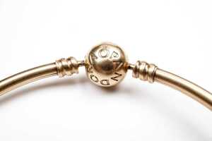 A Pandora bangle with three Murano glass charms in 14 carat yellow gold - 4