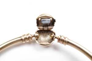 A Pandora bangle with three Murano glass charms in 14 carat yellow gold - 5