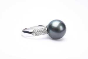 A Tahitian pearl and diamond ring in 18 carat white gold - 2