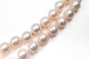 A double strand of pearls to an amethyst and pearl clasp in 9 carat yellow gold - 3