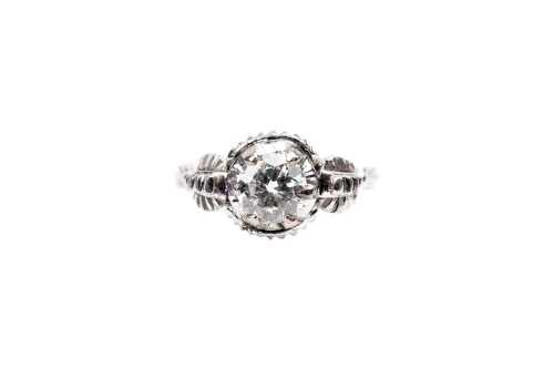 A vintage diamond ring in 18 carat white gold