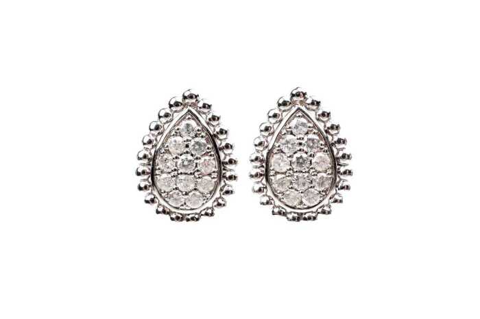 A pair of diamond earrings in 18 carat white gold